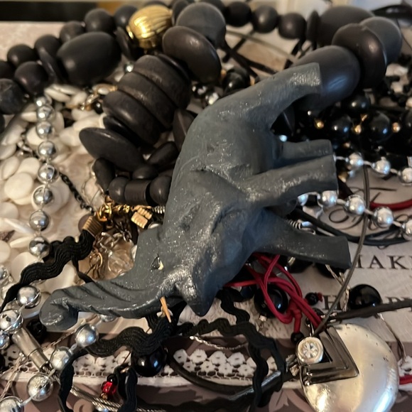 Craft lot, black, white and grey. Crafting and repurposing lot 8A. - Picture 2 of 12